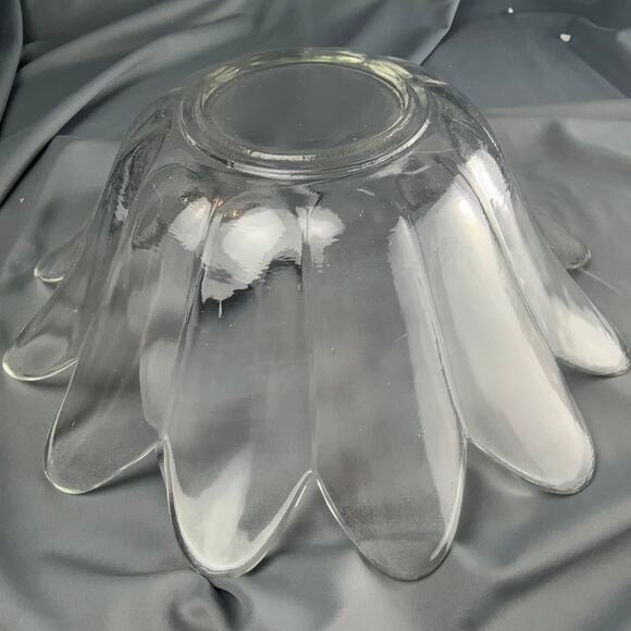 Vintage Clear Glass Petal Edge Serving Bowl Large Floral Shape 9x3.5 - Picture 3 of 5